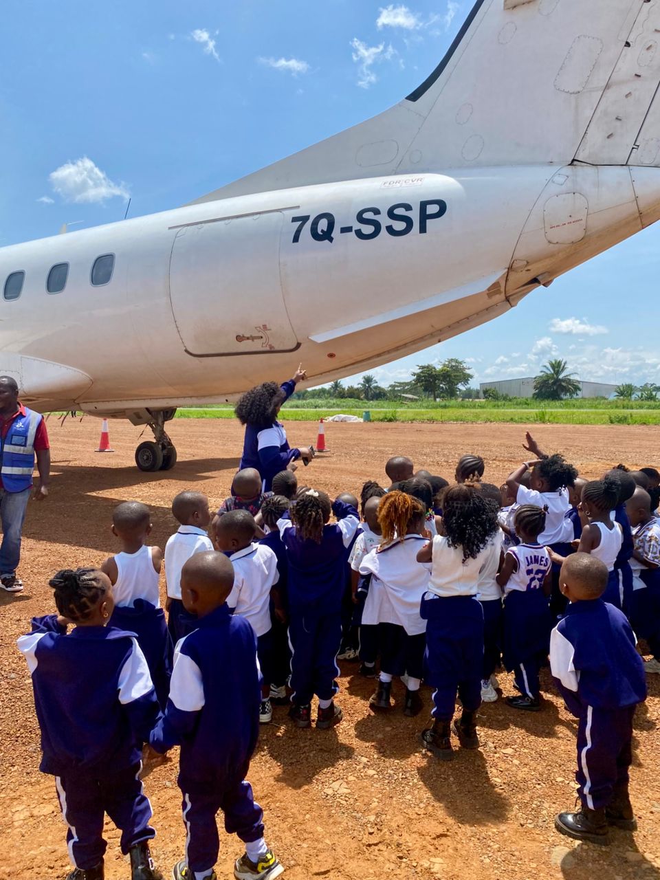 CS BIS : les élèves de la maternelle à la découverte de l’aéroport de Mavivi et de l’UCBC